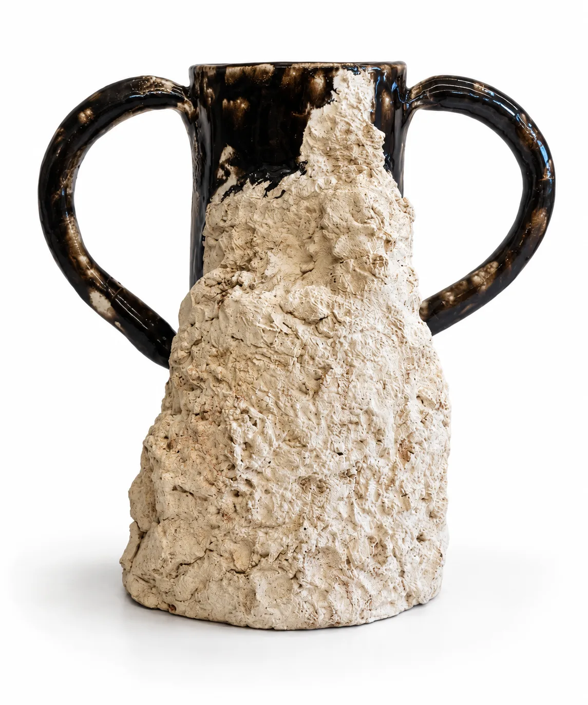 Vase épris par une pierre calcaire